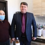 Învingătorul Leahu Ilie alături de președintele raionului Veaceslav Rusnac.